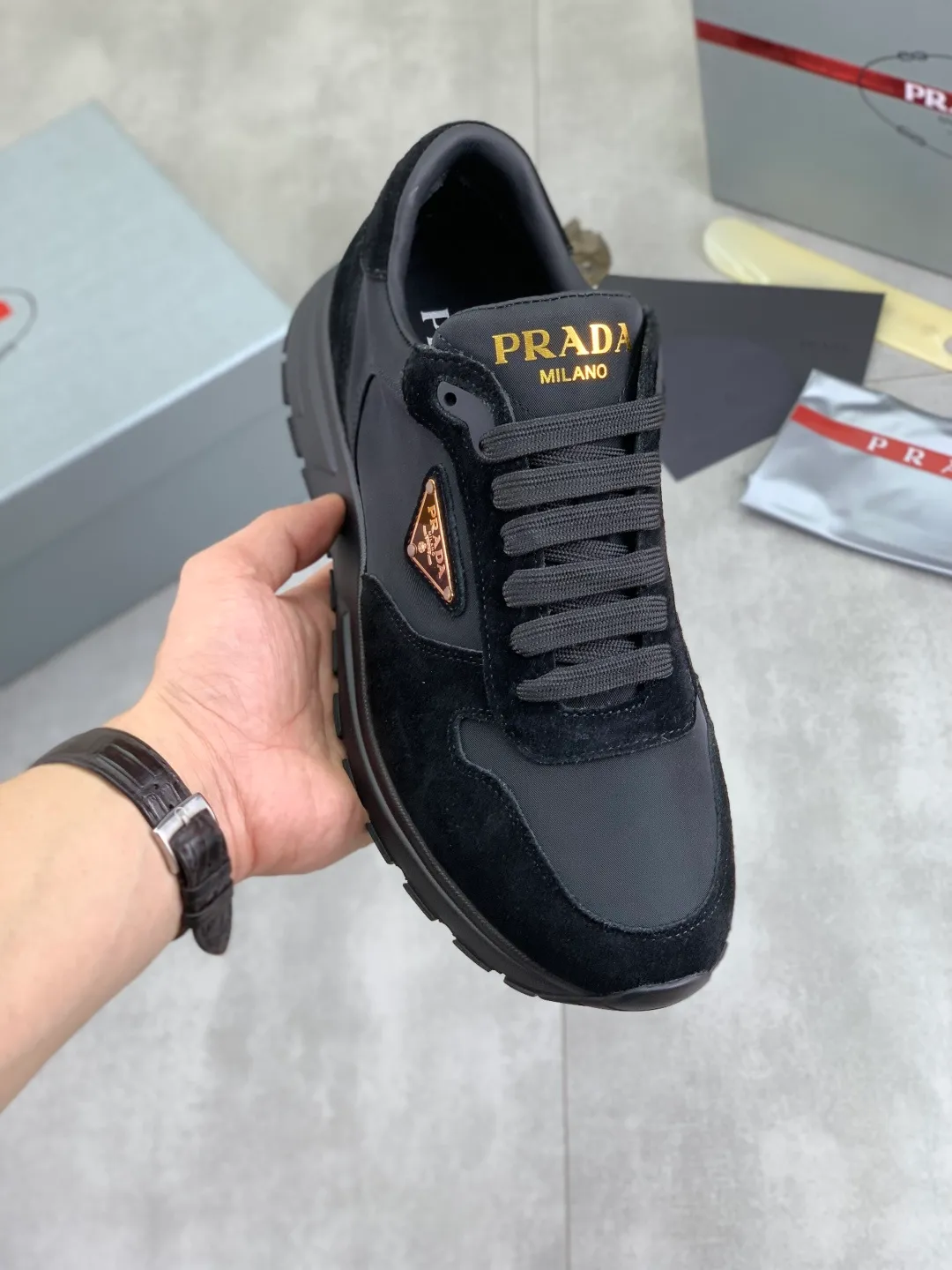 Men's shoes 💰P520 new (higher version) new PRADA (Prada) classic models are on the market at the same time, new men's shoes, 😘fabrics are selected from original imported calfskin. First layer of imported cowhide lining. The original version is awesome! 👍🏿Original open-molded non-slip PU outsole, with exquisite lines, simple and elegant, super comfortable and classy on foot, suitable for leisure travel. Code number: 38-45 (46 customized) 2️⃣ colors available